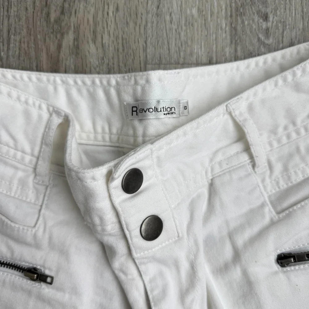 Vintage Mid-Rise White Cotton Cargo Shorts with Zipper Pockets - Picture 2 of 5